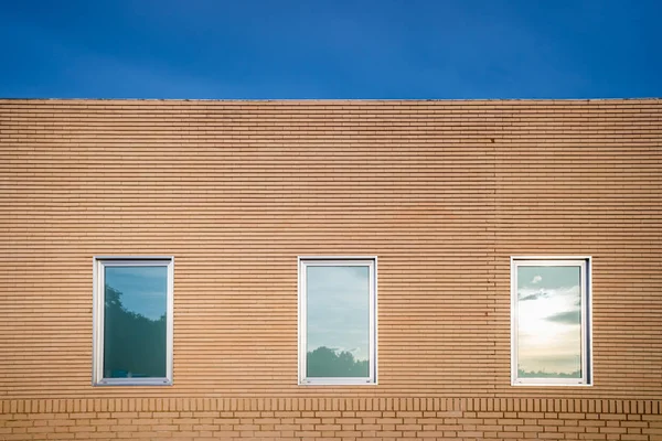 Enkel tegelfasad med två vertikala fönster. — Stockfoto