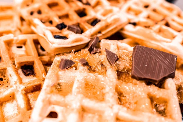 チョコレートチップと砂糖漬けのカボチャのクリームとワッフル. — ストック写真