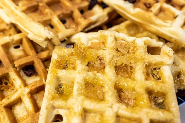 Detail van Belgische wafel met chocolade chips en gekonfijte pompki — Stockfoto