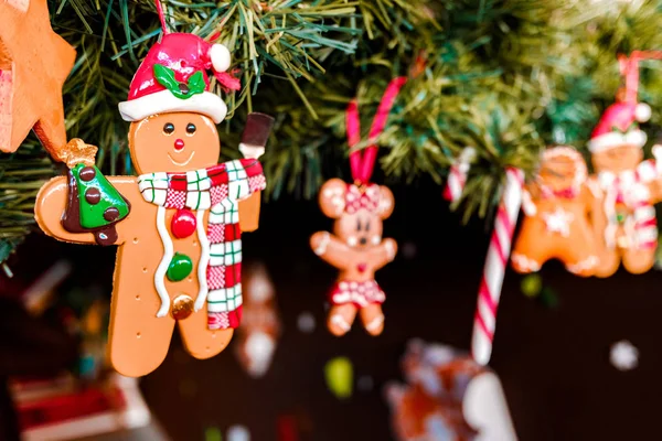 Poupées à décorer à la pendaison de Noël du sapin enfantin. — Photo