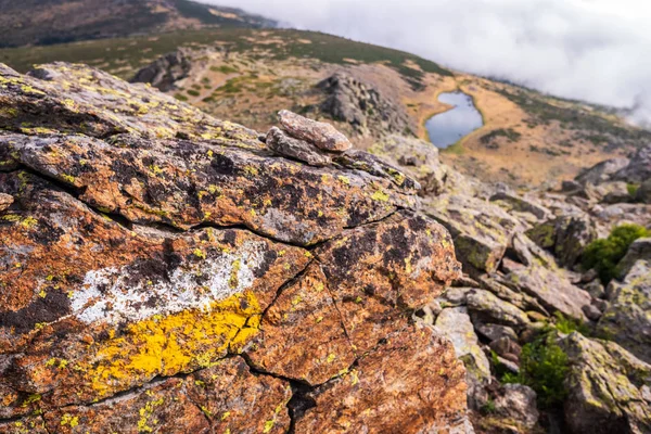 Marques sur un rocher d'un petit sentier pour guider les randonneurs, dans la Sierra d — Photo