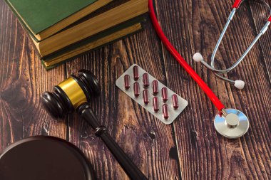 Gavel tıbbi adalet sembolü olarak doktor hakimler tarafından uygulandı., 