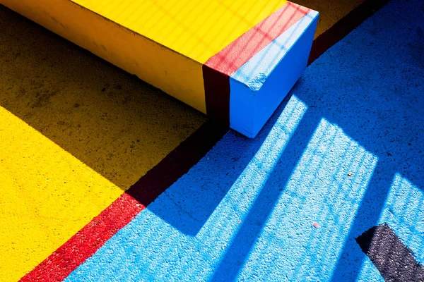 Lackierter Asphalt in hellen Farben als künstlerischer Hintergrund. — Stockfoto