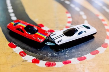 Oyuncak arabalar kaza yapar ve sigortaya para verir..