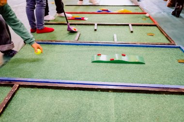 Tanınmayan çocuklar minyatür golf oynar, çocuk aktiviteleri...