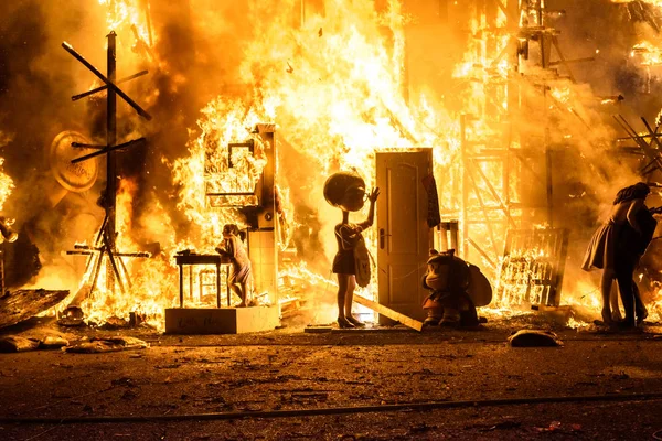 Valencian falla brennt in einer Straße — Stockfoto