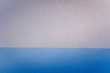 Aydınlatılmış bir duvarın mavi ve beyaz iki renkli arkaplanı