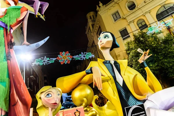 Valencia, España - 19 de marzo de 2019: Detalle de las hermosas y tradicionales Fallas, coloridos monumentos fabricados para ser quemados en la noche de San José . — Foto de Stock