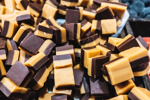 Muchos caramelos de caramelo sin envolver con mucho azúcar . —  Fotos de Stock