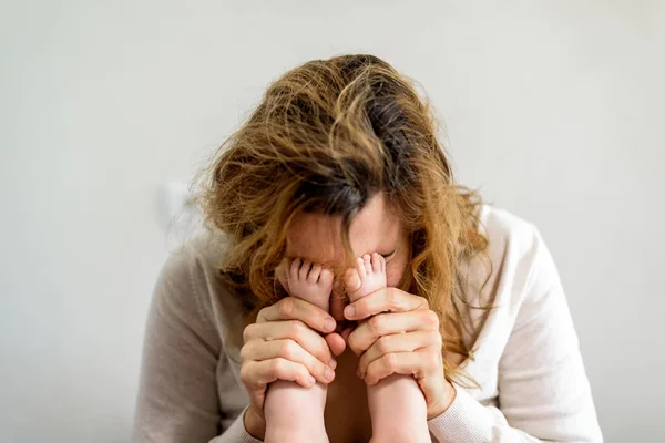 Moeder spelen met haar baby 's voeten — Stockfoto