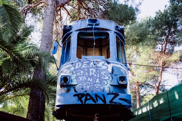 Antiguo tranvía abandonado y vandalizado en un parque por jóvenes graffiti ar — Foto de Stock