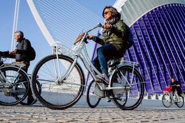 Valencia, Spanien- 28 december 2019: Utländska turister cyklar genom — Stockfoto