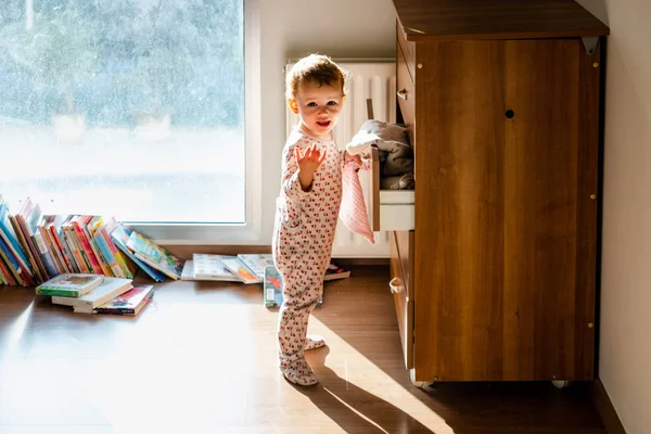 Bebé con pijama viendo cuentos infantiles en su bedroo —  Fotos de Stock