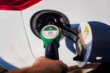 Valencia, İspanya - 2 Ocak 2019: 95 'le arabasına yakıt ikmali yapan adam
