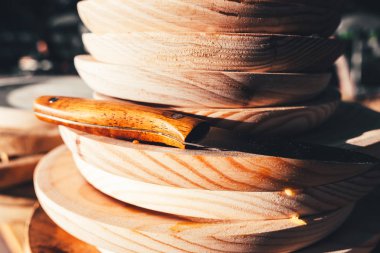 Bazı boş ahşap plakalar yanında Bıçak, nerede geleneksel gıda i