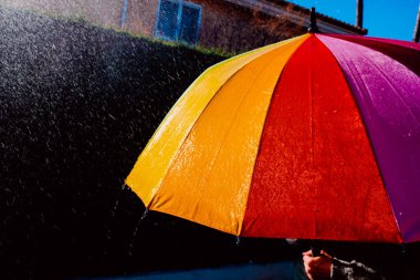 Islak şemsiye, bahar yağmurlu bir gün..