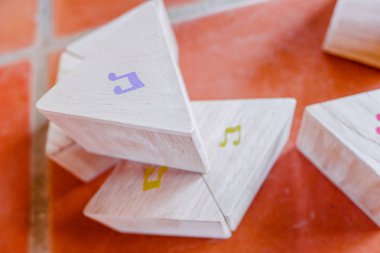 Çocuk müzik teorisini öğrenmek için notaları olan tahta blok..