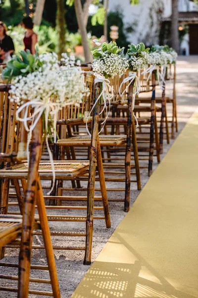 Květinové aranžmá pro prázdné židle pro svatební obřad v s — Stock fotografie