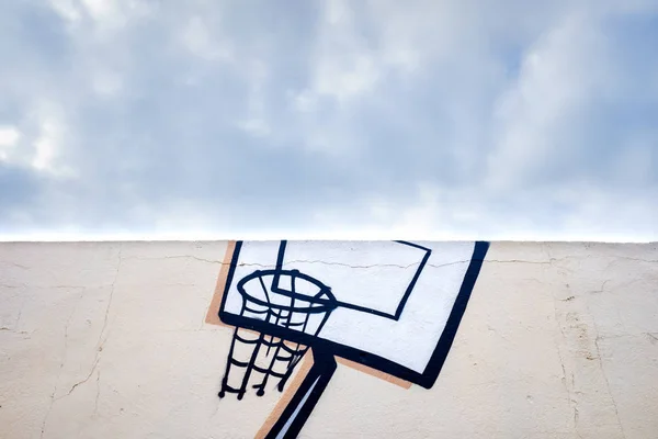 Quadra de basquete ao ar livre decorado com graffiti rua, metade wi — Fotografia de Stock