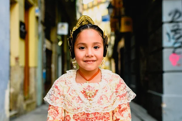 Portrait d'une fille latina fallera portant le valenc traditionnel — Photo