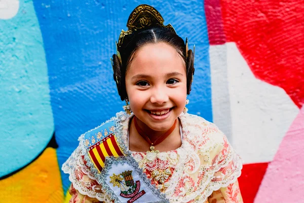 Fallera όμορφο κορίτσι που φοράει την παραδοσιακή φορεσιά της Βαλένθια — Φωτογραφία Αρχείου