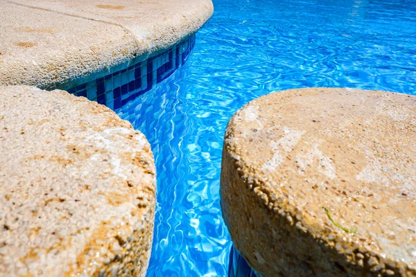 Pilares dentro de una piscina para separar las zonas de baño . —  Fotos de Stock