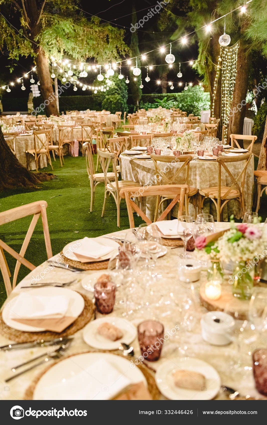 Mesas al aire libre para una recepción de boda elegantemente decorada,  ingenio — Foto de stock #332446426 © joaquincorbalan, image size:1068x1700