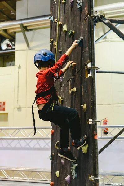 Kind an den Wänden einer Kletterwand mit Hilfe einer Sicherung — Stockfoto