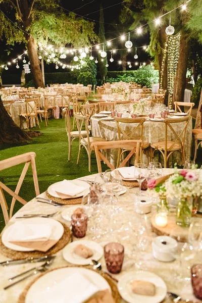 Stolky venku pro elegantní, vkusně vyzdobené svatební hostinu — Stock fotografie