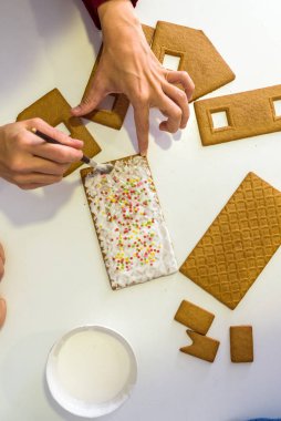 Çocuk elleri süsleyen zencefilli kurabiye, duyusal oyun kibir