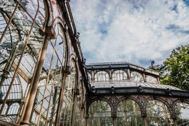 Madrid'deki Crystal Palace'ın dış cephesi, turistler için olmazsa olmaz, i