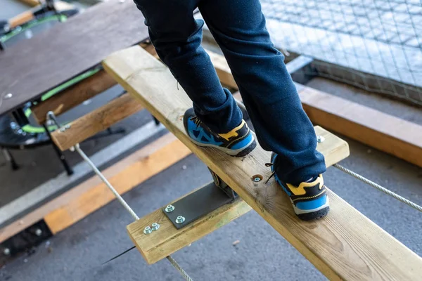 Piede di bambino che fa bilanci su assi di legno in un avvento urbano — Foto Stock