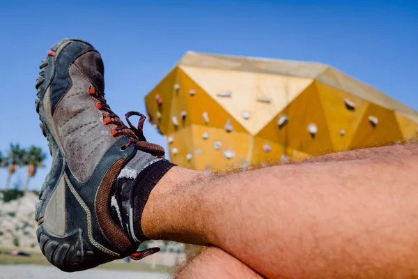 Botas de un aventurero descansando antes de entrenar en un wal de escalada —  Fotos de Stock