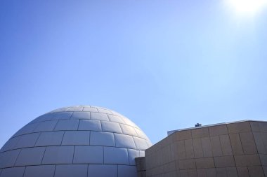 Mavi gökyüzüne karşı küresel kubbe