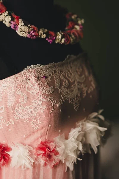Detalj av en mycket elegant och exklusiv bröllopsklänning. — Stockfoto