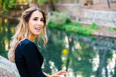 20 yaşında genç bir kadın çekici bir cazibeyle poz veriyor.