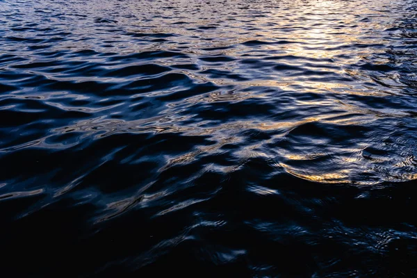 Hullámok a felszínen a tengervíz alkonyatkor kompakt, szoli — Stock Fotó