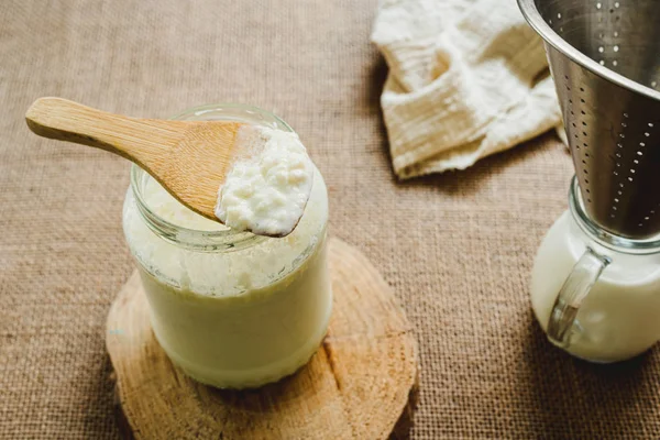 Preparación de un kéfir de leche casero, separando los granos de — Foto de Stock