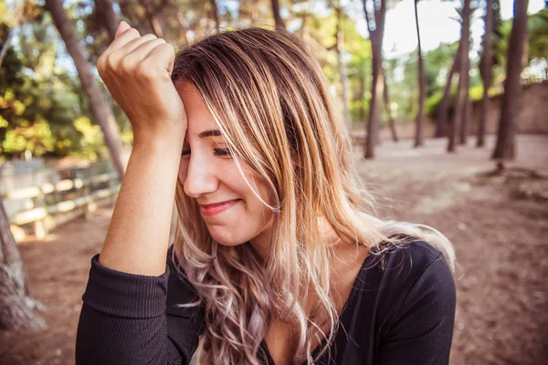 Retrato de jovem mulher bonita com gesto de preocupação e surpresas — Fotografia de Stock