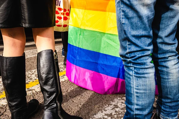 虹のFの間のLgbtのデモで歩く女性の足 — ストック写真
