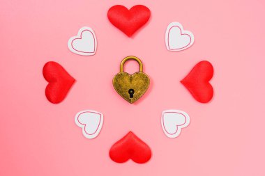 Sevgililer Günü ve aşk geçmişi, kalp şeklinde bir asma kilit izole edilmiş. 