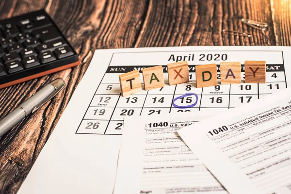 Form 1040 must be filled out in April as the deadline to pay ind — Stock Photo, Image