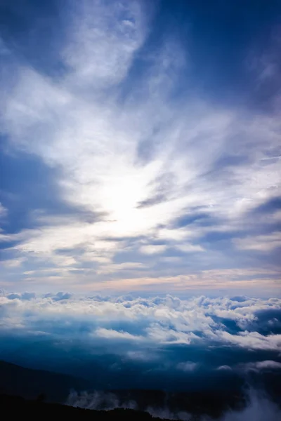 N için yüksek dağlarda bulutlu gökyüzü nün bir arka plan olarak Güzel görüntü — Stok fotoğraf