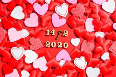 2020 Sevgililer Günü için kalbi olan kırmızı düz bir zemin.