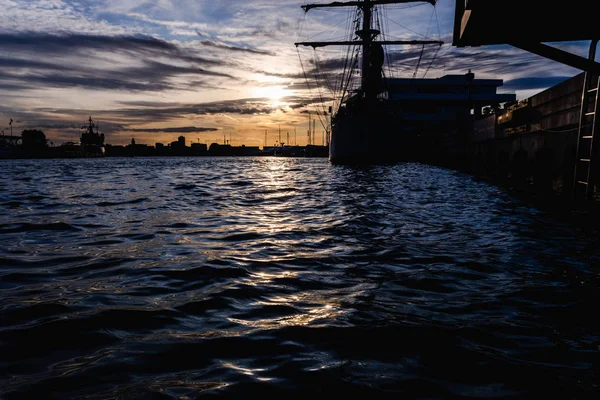 Hermoso atardecer en el puerto de Valencia con un viejo velero y — Foto de Stock