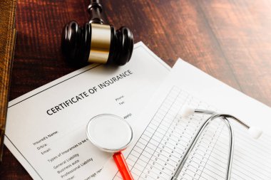 Sağlık sigortası sözleşmesi bir davacı tarafından mahkemeye getirilir. 