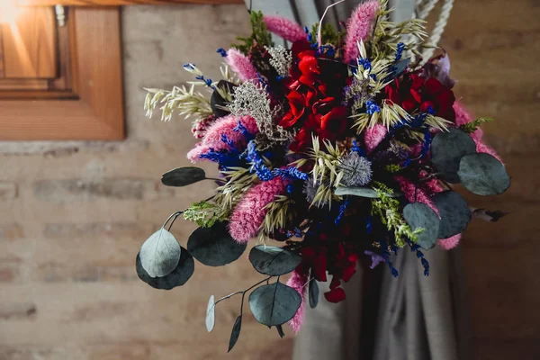 Mooi bruiloft boeket met gedroogde bloemen en zachte kleuren. — Stockfoto