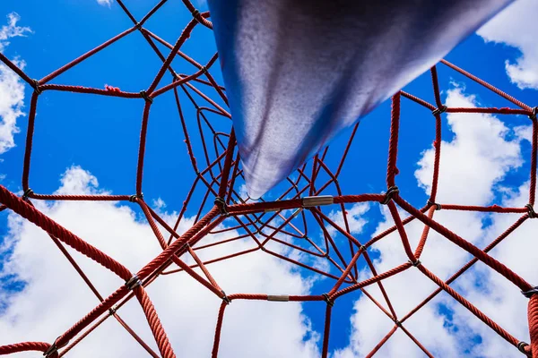 Rope-ladder web in un parco giochi dove i bambini possono sviluppare il loro — Foto Stock