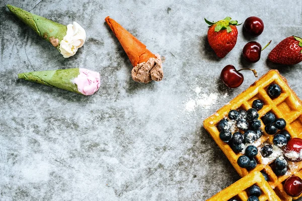 Крижані креми та вафлі зі смачними червоними фруктами, повними здорового вітаміну — стокове фото