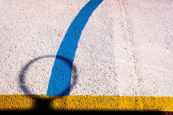 Stín basketbalové obruče a barevné čáry na podlaze backgroun — Stock fotografie